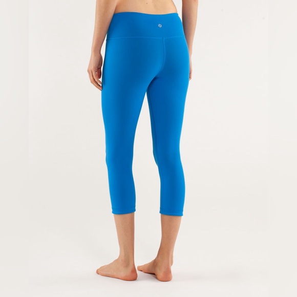 lululemon athletica Pants - Lululemon Athletica Reversible Beaming Blue/Black Wunder Under Crop size 6